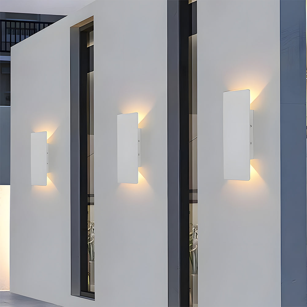 White architectural reta outdoor pillar lights installed on the columns of a modern home